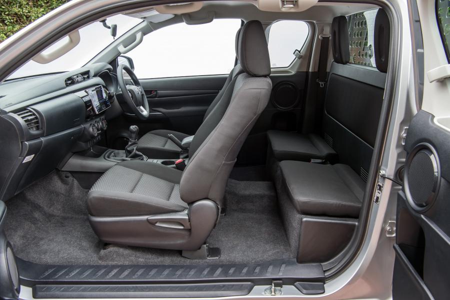 Интерьер Toyota Hilux Xtra Cab Tipper 2017 года  (UK) (фото 10 из 15)